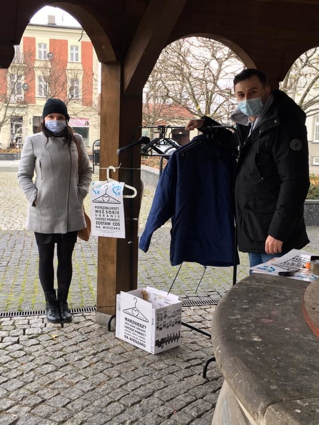 Na czeladzkim rynku znów pojawiło się miejsce, gdzie możemy zostawić ubrania zimowe dla potrzebujących Zobacz kolejne zdjęcia/plansze. Przesuwaj zdjęcia w prawo - naciśnij strzałkę lub przycisk NASTĘPNE