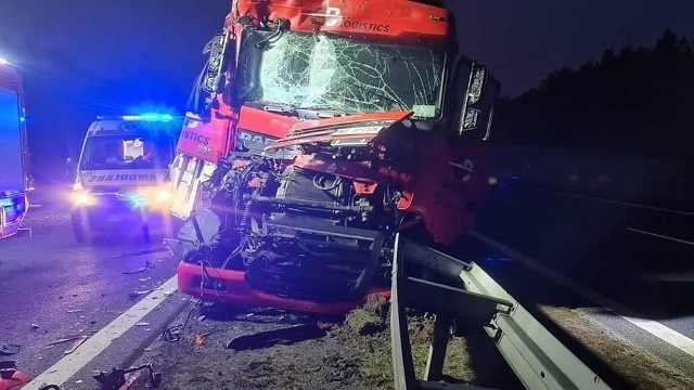 Czarna seria na rogatkach Skwierzyny zaczęła się we wtorek (23 lutego) nad ranem. Po trzeciej zapłonęła naczepa tira na S3. Pożar szybko ugaszono. Kiedy strażacy kawałek dalej nawrócili, jadąc do remizy, ze zdumieniem spostrzegli, że za wrakiem naczepy w roztrzaskanej kabinie uwięziony jest kierowca tira. Trzeciej dziś uszkodzonej w tym samym miejscu ciężarówki. Na barierkach odgradzających środek drogi, aby osłonić miejsce poprzedniej kraksy, stał rozbity TIR. Strażacy po zjeździe i ponownym wjeździe na pas w stronę Gorzowa w kilka chwil byli już na miejscu. Z drogi powrotnej zawrócono także zastęp z JRG Międzyrzecz. Okazało się, że w kabinie ciężarowego pojazdu, uwięziony jest kierowca.  Strażacy przy pomocy sprzętu hydraulicznego, uwolnili kierującego pojazdem i do czasu przyjazdu zespołu karetki pogotowia, udzielili mu pierwszej pomocy.Czytaj również:  Utrudnienia na S3. Doszło do dwóch wypadków w tym samym miejscu! Jedna osoba rannaKabina tira została zmiażdżonaPrawdopodobnie kierujący ciężarówką nie zachował bezpiecznej odległości od poprzedzającego go pojazdu i uderzył w jego tył. Niestety kabina pojazdu została zmiażdżona.-   Po zakończeniu działań, strażacy powrócili do remizy, mając nadzieję, że to już koniec dzisiejszych niespodzianek – mówi prezes OSP Skwierzyna Michał Kowalewski. Czytaj również: Radiowóz potrącił 86-latka w Sierczu koło Międzyrzecza. Mężczyzna ma złamaną nogę;nfWIDEO: Pościg w Zielonej Górze