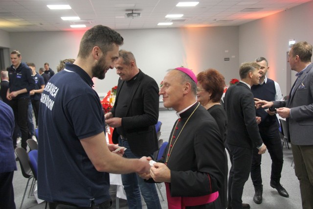 Biskup Marek Solarczyk na spotkaniu z siatkarzami