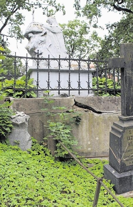 Zabytkowy pomnik klęczącego w Ogrójcu Chrystusa na grobowcu Burhardtów popada w ruinę