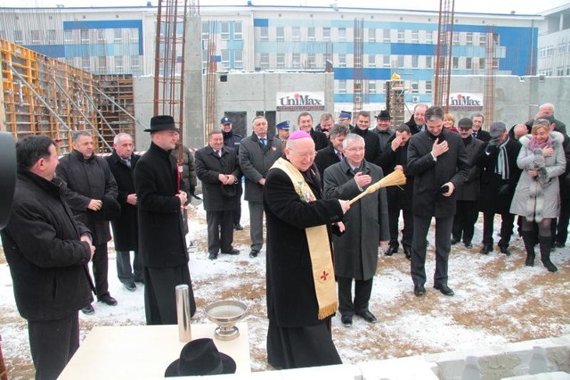 Biskup Kazimierz Ryczan poświęcił plac budowy, a przybyli goście życzyli powodzenia  w jej szybkim zakończeniu.