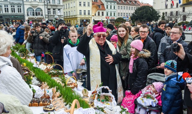 Jak co roku w Wielką Sobotę na Starym Rynku w Bydgoszczy odbyła się święconka dla mieszkańców miasta. Pokarmy poświęcił biskup Jan Tyrawa.