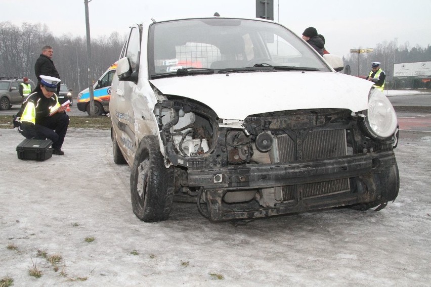 Wypadek na skrzyżowaniu w Kielcach. Są ranni 