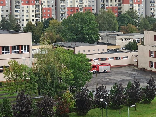 Strażacy i policjanci pojawili się m.in. w Szkole Podstawowej nr 13 w Dąbrowie Górniczej