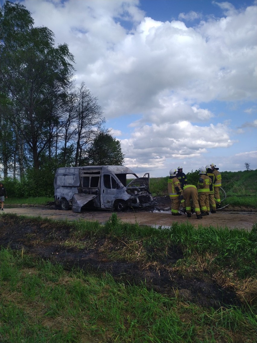 Suraż. Bus prezesa OSP spalił się całkowicie. W akcji były dwa zastępy strażaków