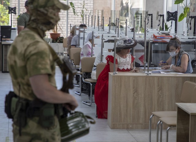 Mieszkańcy Melitopola zdają swoje ukraińskie dokumenty władzom okupacyjnym