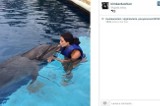 Kim Kardashian pływa z delfinami [WIDEO]      