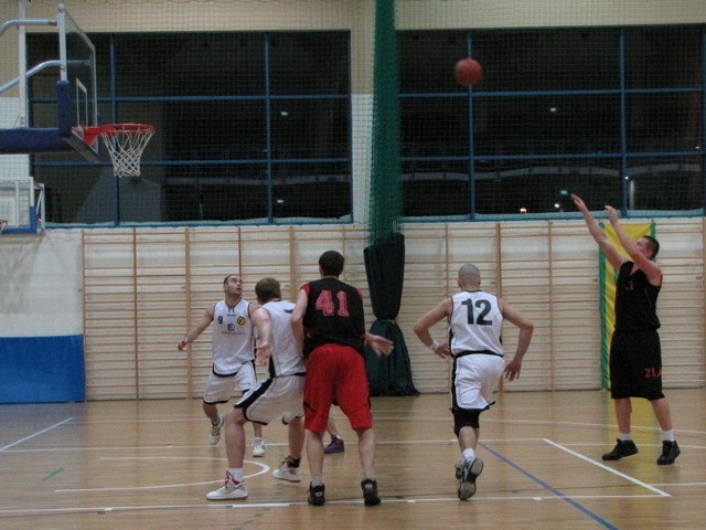 Skuteczność rzutów osobistych okazała się szalenie ważna w derbowym meczu koszykówki w Ostrowi.