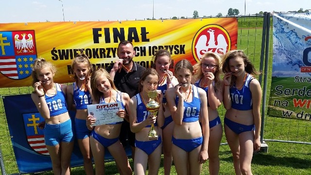 Dziewczęta z Rytwian zostały wicemistrzyniami województwa w czwórboju lekkoatletycznym. Na zdjęciu z trenerem Jackiem Więckowskim.