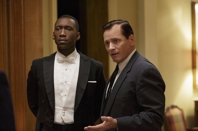 "Green Book" (film 2018)Tony, drobny cwaniaczek z Bronxu,  zatrudnia się jako szofer Dona Shirleya, wybitnego, ekstrawaganckiego muzyka pochodzenia afroamerykańskiego. Z pozoru różni ich wszystko. Z czasem jednak okazuje się, że ich pełna przygód podróż staje się początkiem nieprawdopodobnej przyjaźni, w której zacierają się wszelkie rasowe podziały. Film można zobaczyć w HBO GO.Program TV został dostarczony i opracowany przez media-press.tv