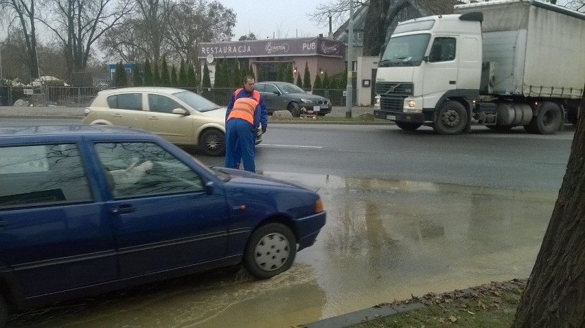 Wrocław: Awaria wodociągowa na Oporowie. Woda leje się na ulicę (FILM, ZDJĘCIA)