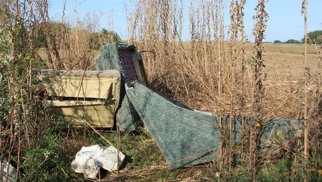 Przy ul. Pięciu Braci Miedzyrzeckich ktoś wyrzucił stare meble. Takich wysypisk jest w gminie znacznie więcej.