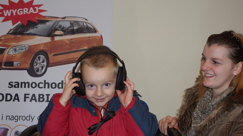 Trzyletni Kacper Siwiński bardzo cieszył się z słuchawek....