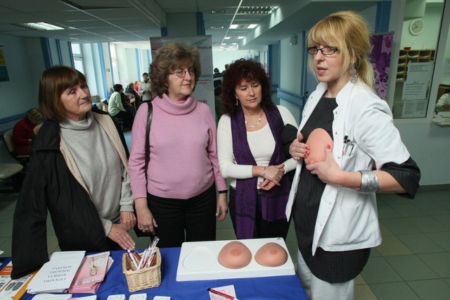 Jolanta Pawelec z Zakładu  Diagnostyki  Obrazowej pokazywała  w czasie Dnia Otwartego na Onkologii jak prawidłowo badać piersi.