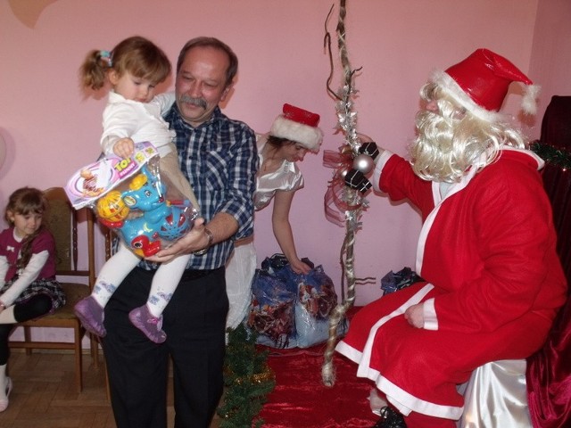 Mikołaj świetnie bawił dzieci. 		 