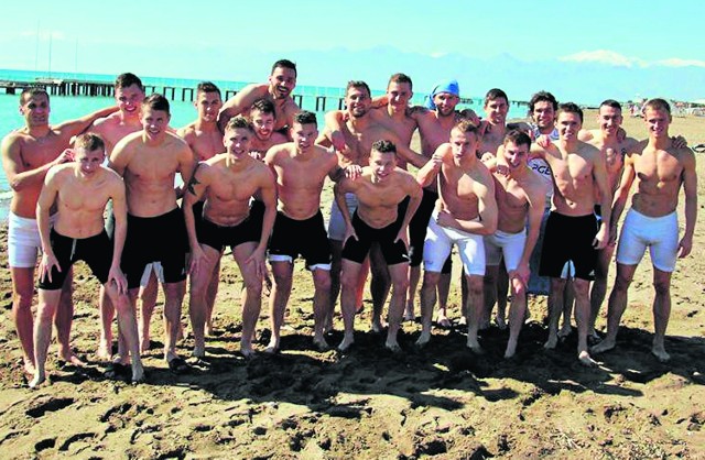 Piłkarze PGE GKS Bełchatów mogą cieszyć się w Turcji dobrą pogodą. W poniedziałek część zajęć spędzili na piaszczystej plaży