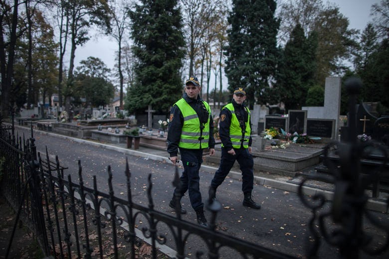 Patrole piesze, konne i zmotoryzowane straży miejskiej na cmentarzach