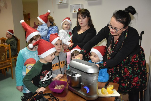 Gospodynie z Wojnowic przygotowywały smakołyki świąteczne z dziećmi z Iwaniska