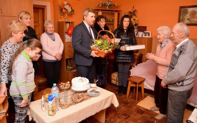 Państwo Stanisława i Jerzy Zebrzowscy dostali od burmistrza Dariusza Meresińskiego kosz kwiatów.