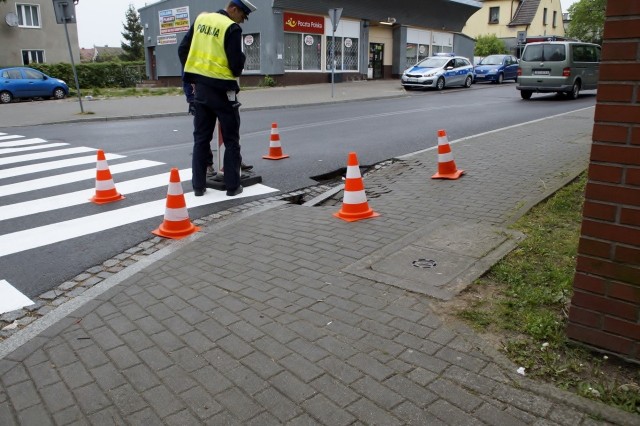 Zapadła się jezdnia i część chodnika na skrzyżowaniu ulic Arciszewskiego i Racławickiej. Dziś zgłoszenie, dziś zlecenie.- Na skrzyżowaniu ulic Arciszewskiego i Racławickiej zapadła się jezdnia i część chodnika - poinformował nas internauta.Służby zabezpieczyły miejsce.- Zlecenie naprawy zostało już wystawione - informuje Jarosław Borecki, dyrektor Zarządu Infrastruktury Miejskiej. - Dziś powinni skończyć.