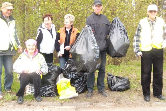 Panie i panowie: Andrzej, Marlena, Iwona, Irena, Bartek i Stanisław bawili się przy sprzątaniu zankomicie