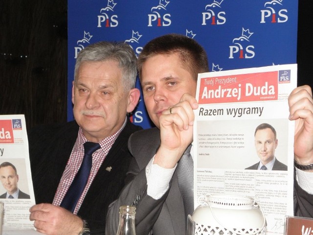 Od lewej Aleksander Mrówczyński i Bartosz Bluma - już agitują za poparciem dla Andrzeja Dudy. W sobotę będą zbierać podpisy na rynku.