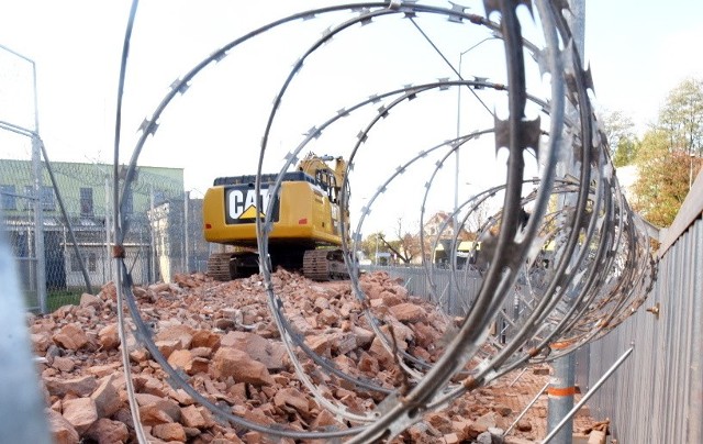 Mur Aresztu Śledczego w Zielonej Górze zostanie w całości zburzony i odbudowany. Operacja jest podzielona etapy. Nowy mur dookoła obiektu ma być gotowy w czerwcu 2020 roku