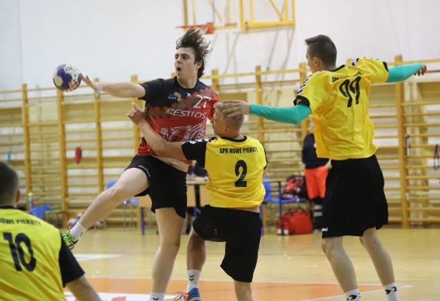 Drużyna SPR Nowe Piekuty (żółte koszulki) wygrała trzeci mecz w II lidze.