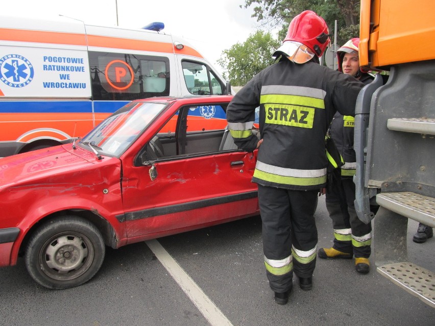 Wypadek na Legnickiej. Zderzenie cieżarówki i auta osobowego (ZDJĘCIA)