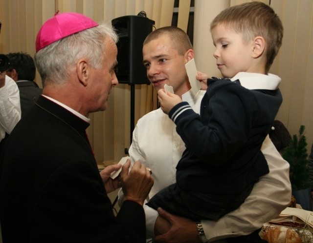 Świąteczne życzenia składają sobie ksiądz biskup Marian Florczyk i kapitan Korony Kamil Kuzera z synem Nikodemem.