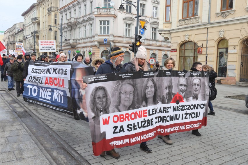 Protest antyszczepionkowców w Łodzi w obronie lekarza krytykującego obowiązek szczepień [ZDJĘCIA]