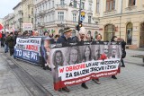Protest antyszczepionkowców w Łodzi w obronie lekarza krytykującego obowiązek szczepień [ZDJĘCIA]