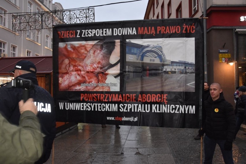 Protest za zakazem aborcji na Jarmarku Bożonarodzeniowym we...