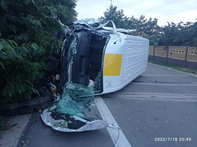 Do groźnie wyglądającego wypadku doszło w poniedziałek, 18 lipca, w Zagorzynie w gminie Blizanów pod Kaliszem. W wyniku nadmiernej prędkości kurier uderzył w drzewo. Przejdź do kolejnego zdjęcia --->