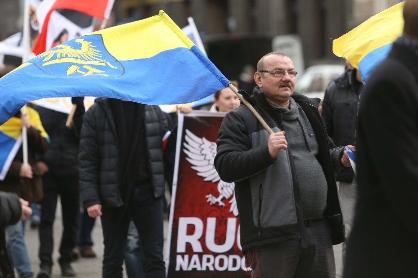 Marsz Pamięci o Zgodzie. Przed bramą dawnego obozu w Zgodzie...