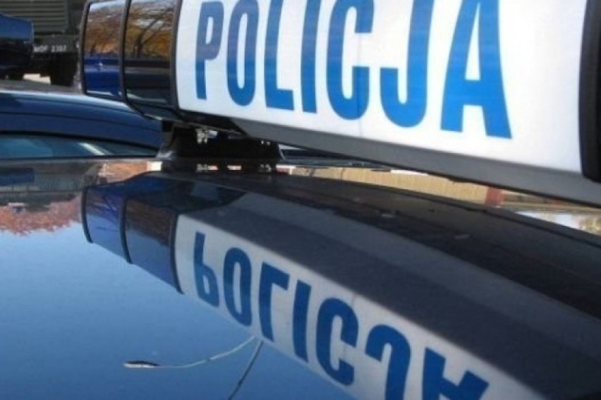 Policjanci z Ostrołęki uratowali dwie osoby, które nie były w stanie wyjść z zadymionego domu. 17.02.2021