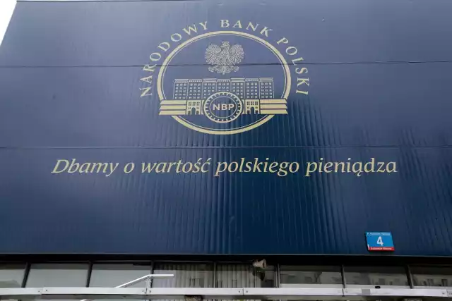 Tu znajdziecie informacje dotyczące wymiany banknotów. Jakie banknoty trzeba wymienić, gdzie to można zrobić. Ważne że nie musimy przyjmować zniszczonych banknotów w sklepie, bo posiadacz takiego banknotu ma obowiązek go wymienić, a nie podrzucać "kukułcze jajo" innym.O szczegółach dotyczących wymiany przeczytacie na kolejnych zdjęciach >>>