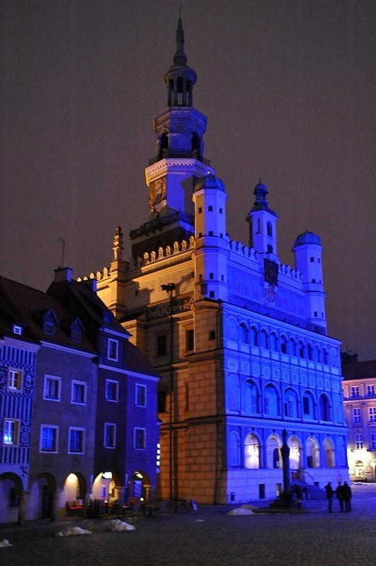 Poznański ratusz świeci na niebiesko. Rozbłysnął dla chorych z autyzmem [ZDJĘCIA]