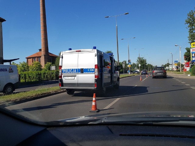 We wtorek o godzinie 7 rano bydgoscy policjanci otrzymali zgłoszenie o potrąceniu na przejściu dla pieszych na ulicy Fordońskiej - na wysokości skrzyżowania z ulicą Brzechwy.- Na ulicy Fordońskiej/Brzechwy kobieta, która przechodziła z rowerem przez przejście dla pieszych, została potrącona przez kierującego samochodem marki Mazda. Poszkodowana 34-latka został zabrana do szpitala - poinformował nas kom. Przemysław Słomski z zespołu prasowego KWP w Bydgoszczy.W zależności od obrażeń, jakie odniosła kobieta (hospitalizacja powyżej siedmiu dni zakwalifikuje zdarzenie jako wypadek), kierowca, może zostać ukarany mandatem lub może zostać skierowany wniosek do sądu.Wideo: Info z Polski 24.05.2018