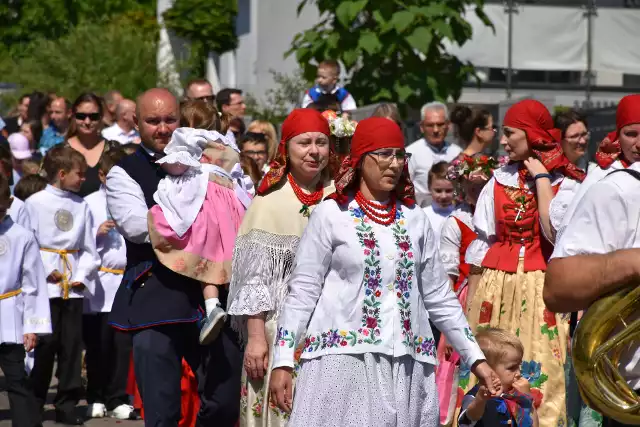 Ulicami Piekar Śląskich przeszła barwna procesja, podczas której wierni odwiedzali udekorowane kwiatami ołtarze polowe.