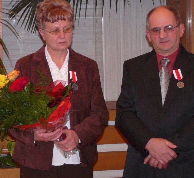 Elżbieta i Jan Kochanowscy z odznaczeniami za zasługi dla obronności kraju