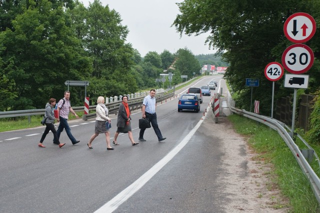 Od wywłaszczenia prywatnego właściciela z niewielkiej działki rozpoczął remont mostu w Bydlinie. Inwestycja zaplanowana w szczycie sezonu spowoduje utrudnienia dla kierowców i turystów.