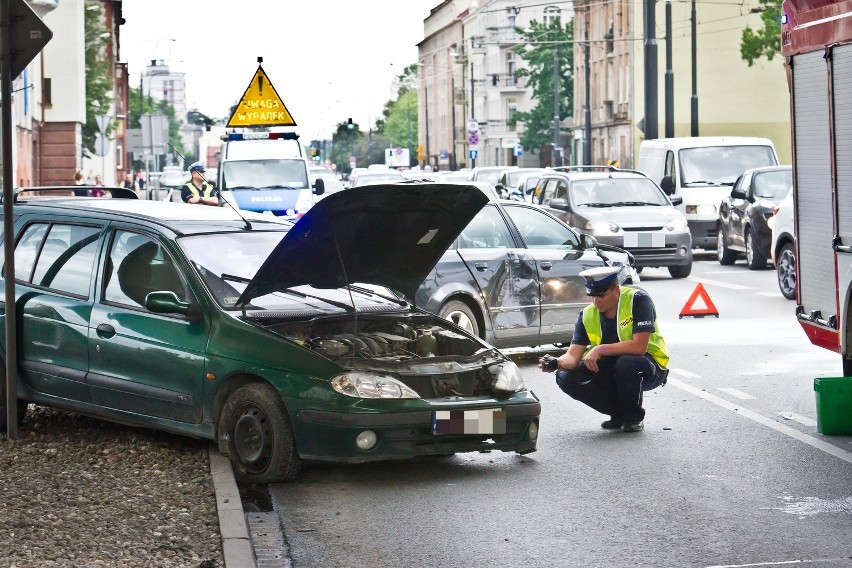 Wypadek w centrum Bydgoszczy. Dwa auta zderzyły się pod Trasą Uniwersytecką