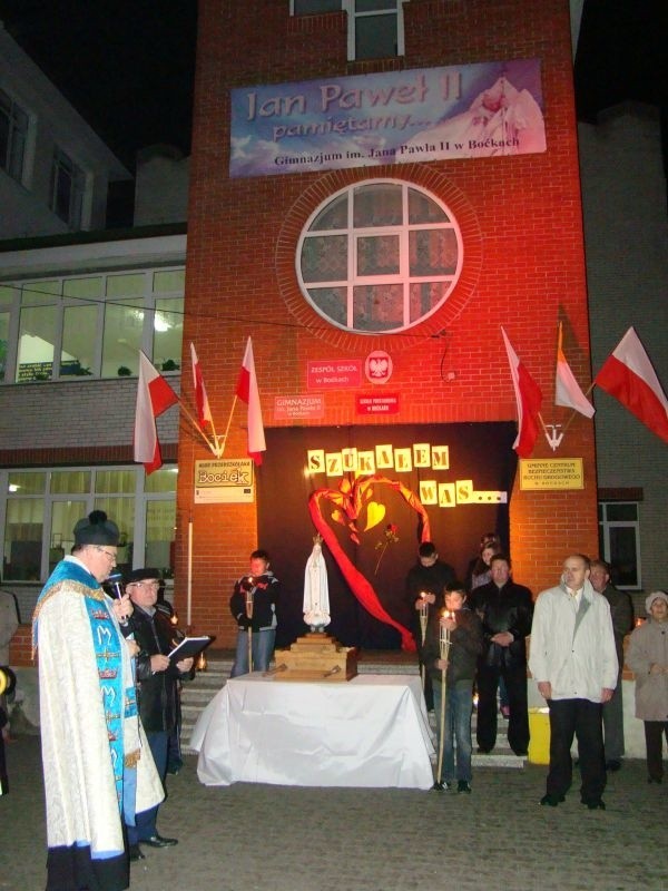 Pomimo padającego deszczu i zimnego wiatru zebrało się sporo wiernych, żeby uczcić to tak ważne dla Polski i świata wydarzenie i po prostu pomodlić się w scenerii jesiennego wieczoru.