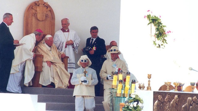 12 czerwca 1999 roku na zawsze zapisał się w historii Sandomierza - wtedy to miasto odwiedził Ojciec Święty. - Ze czcią pozdrawiam prastary Sandomierz tak bardzo mi bliski". Jest bowiem Sandomierz wielką księgą wiary naszych przodków. Zapisali w niej wiele stronic święci i błogosławieni. Utaiła się bowiem w tym mieście jakaś przedziwna siła, której źródło tkwi w chrześcijańskiej tradycji - mówił w czasie homilii polski papież, święty Jan Paweł II. To było ogromne wydarzenie dla Sandomierza i całej diecezji sandomierskiej. W spotkaniu z Ojcem Świętym uczestniczyło wtedy około 500 tysięcy pielgrzymów. - Dzisiaj w Sandomierzu wraz z wszystkimi tu zgromadzonymi wielbię Boga za to wielkie duchowe dziedzictwo, które w czasach zaborów, niemieckiej okupacji i totalitarnego zniewolenia przez komunistyczny system pozwoliło ludziom tej ziemi zachować narodową i chrześcijańską tożsamość. Trzeba się nam wsłuchiwać z ogromną wrażliwością w ten głos przeszłości, aby wiarę i miłość do Kościoła i Ojczyzny przenieść przez próg roku dwutysięcznego i przekazać następnym pokoleniom. Tu z łatwością możemy uświadomić sobie, jak bardzo czas człowieka, czas wspólnot i narodów nasycony jest obecnością Boga i Jego zbawczym działaniem. Hasłem przewodnim w trakcie pielgrzymki do Polski w 1999 r. było osiem błogosławieństw - czytamy na stronie diecezji sandomierskiej.(dor)