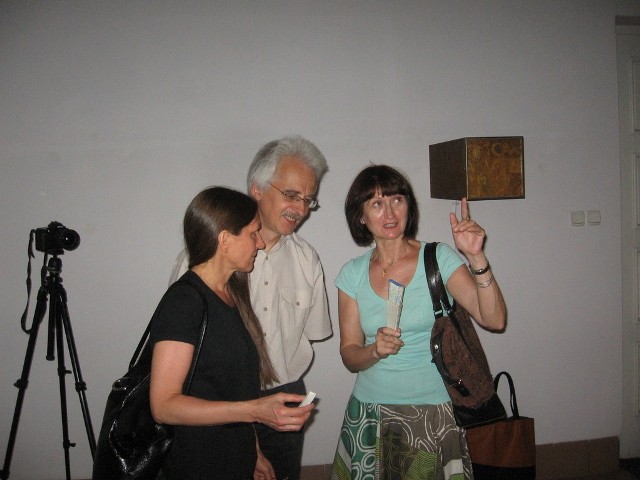 Od lewej - Alicja Duzel- Bilińska i Grzegorz Biliński objaśniają idde swej instalacji Elżbiecie Staniszewskiej, radomskiej plastyczce