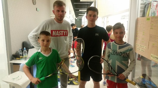 Karol i Leon Krysiakowie, Michał Giemza - zawodnicy wraz z managerem Klubu Squash Korona Robertem Skotarkiem.