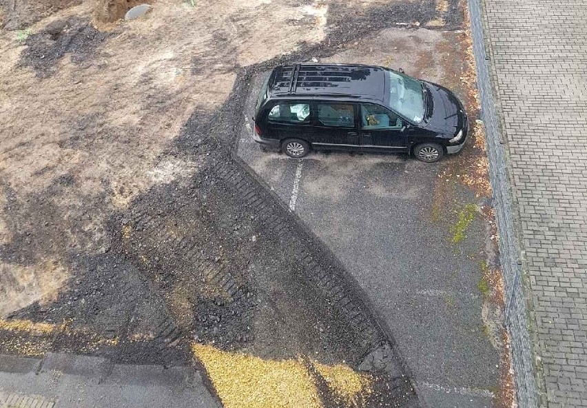 Robotnicy remontujący parking musieli omijać zaparkowane...