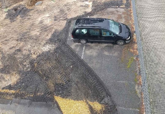 Robotnicy remontujący parking musieli omijać zaparkowane auto.