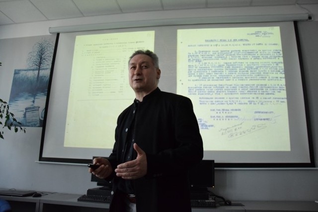 Spotkanie z historykiem Tomaszem Glinieckim w bibliotece w Kątach Rybackich